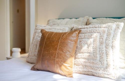 Mile End Apartment | Grand 4BR – Your Spacious Mont-Royal Retreat