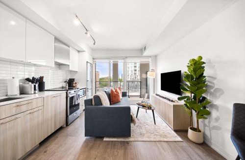 Garden District Apartment | TO City Living Downtown Retreat Perfect Getaway