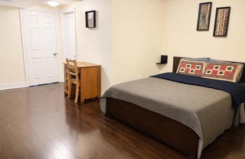 Meadowvale Village House | Affordable Spacious Private Suite & Ensuite Bath & Free Parking Near Toronto Pearson Airport
