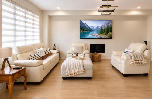 Aurora House | Luxury 4BR Aurora Home , Near Yonge , BBQ , Parking
