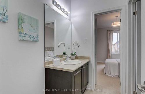 Vaughan House | Comfort Stay Near Canada's Wonderland with Free Parking