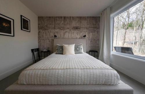 Lac Superieur Village Villa | Chalet Boreä - Private Spa, Sauna and Fireplace - 5 Min to Tremblant