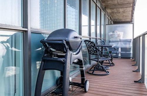 Downtown Toronto House | Pristine Modern 2BR Condo Private BBQ and Balcony