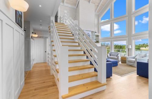 Whitbourne House | Lakehouse on Sunset Waterfront Retreat