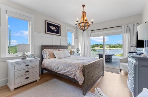 Whitbourne House | Lakehouse on Sunset Waterfront Retreat