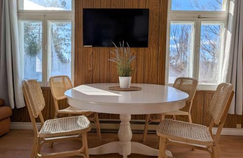 Saint-Tite-des-Caps Ski Chalet | Le refuge entre 2 Monts - Spa BBQ & Peace