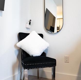 Niagara Falls Apartment | 2BR Cozy Retreat, Close to Falls with Free Parking & Wine