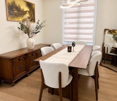 Aurora House | Luxury 4BR Aurora Home , Near Yonge , BBQ , Parking