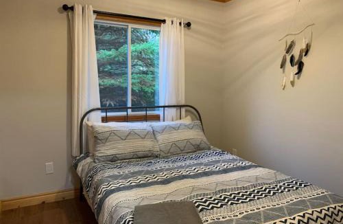 Waubaushene House | Modern 4BR Cottage, Hot Tub & Sauna on Tay Trail