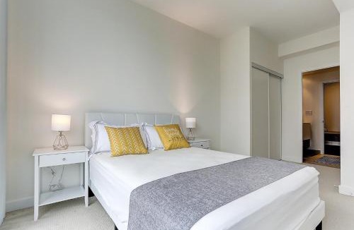 Bay Cloverhill Apartment | Lakeview 1 Bed 1 Den by Rogers Centre