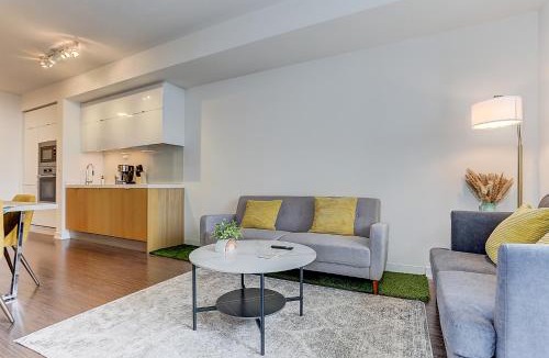 Bay Cloverhill Apartment | Lakeview 1 Bed 1 Den by Rogers Centre