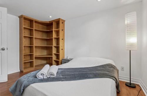 Keelesdale - Eglinton West House | 4BR Duplex Cottage Midtown Toronto Walk to TTC Free Parking