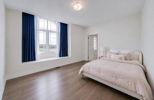 East Gwillimbury House | Five Bedroom Whole Home with Parking near Newmarket