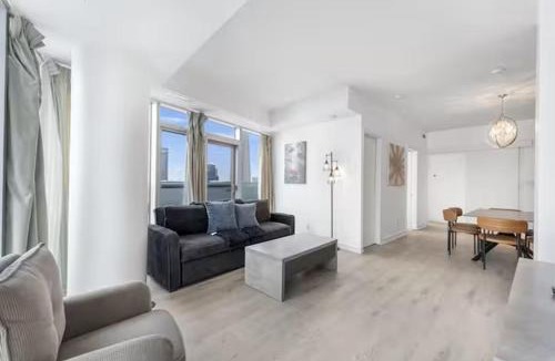 Toronto Entertainment District Apartment | Spacious Downtown 3BR Walk to Union Station