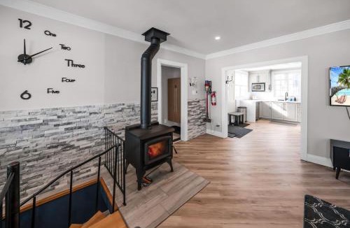 Head Lake Ski Chalet | Lakefront Retreat w Hot Tub & Sauna 4-Season