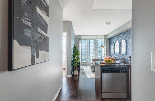 Fort York Apartment | Chic Fort York Haven Lake Views & City Pulse
