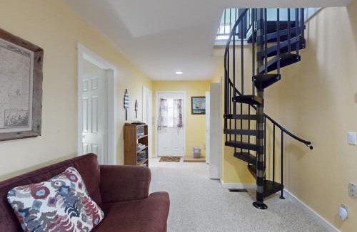 Chamberlain House | Charming Cottage with Ocean Views, Wifi, and Washer and Dryer