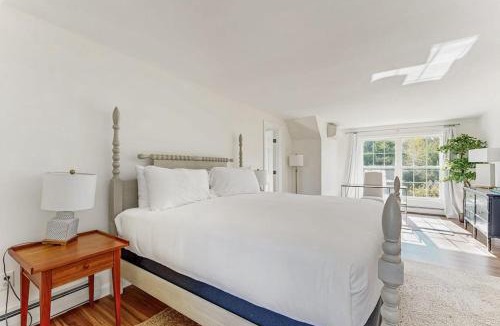 Rockport House | Newly Renovated Charming House with Cozy Fireplace & Outdoor Entertainment Areas