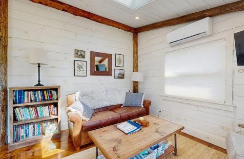 Boothbay Harbor House | Beautifully updated cabin near town & Barrett