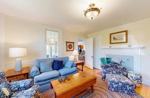 Brunswick House | Renovated farmhouse on an acreage with grill, four-bedrooms, & W/D - river views
