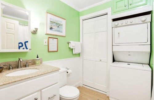 Seal Cove House | Dog-friendly home in great locale close to the ocean with yard, streaming, W/D