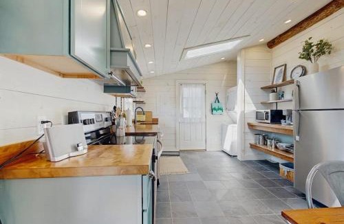 Boothbay Harbor House | Beautifully updated cabin near town & Barrett