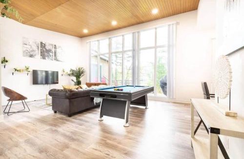 Bathurst Manor House | Spacious Open Concept Home Near Rogers Stadium
