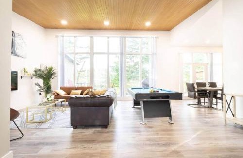 Bathurst Manor House | Spacious Open Concept Home Near Rogers Stadium