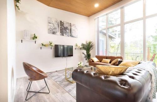 Bathurst Manor House | Spacious Open Concept Home Near Rogers Stadium