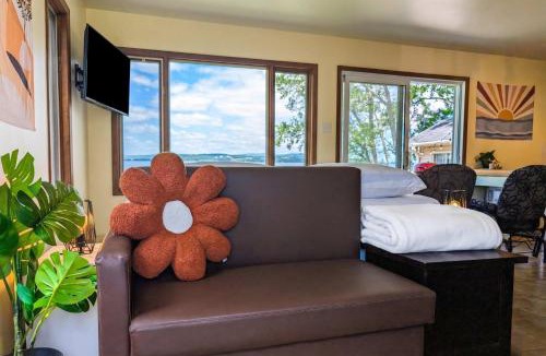 Cap-Saint-Ignace Ski Chalet | Chalet Studio #1 Waterfront with Spa Fireplace & Wifi
