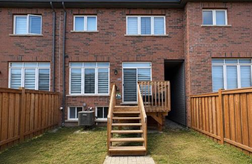 Alcona Apartment | Modern 2-Bedroom Smart Home with Free Parking, Laundry, Ping-Pong & Private Backyard - Steps to Shops & Restaurants, 6 Mins to Innisfil Beach Park - Perfect for Families & Couples!