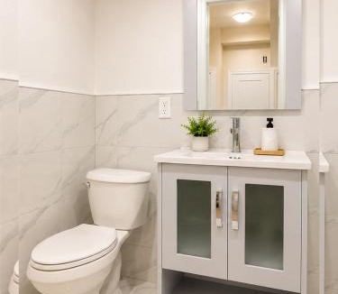 Bathurst Manor House | Vita House - Minutes to Rogers Stadium - Walk or Transit - Near VELD Downsview and Yorkdale