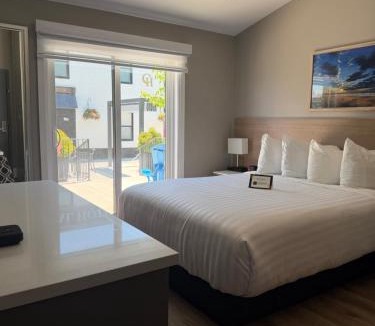 Grand Bend Hotel | Colonial Hotel & Suites