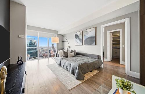 Toronto Entertainment District Apartment | Modern City Condo with Parking Walk to CN Tower