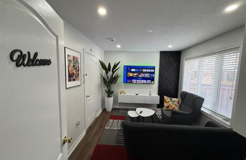 Brampton Apartment | Cozy Private Two-Level Suite In Brampton With Separate Entrance And Living Area on Main Floor