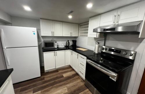 Streetsville Apartment | Prime Location 3Bedrooms, 2 Bath, Basement Apartment with parking- Streetsville Area, Close to Transit- Sleeps 6