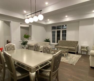 Newtonbrook House | A - Willowdale Cummer Residence -Modern Room near Yonge-Finch