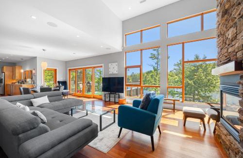 Hammonds Plains House | Serene modern Lakehouse on Golf Course