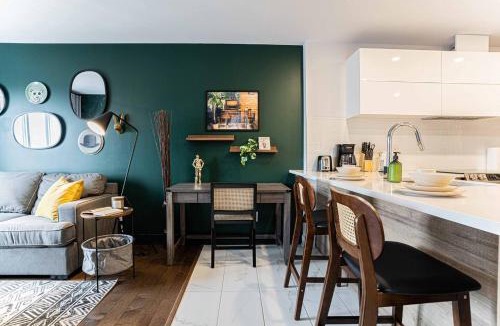 Cote-Des-Neiges—Notre-Dame-De-Grace Apartment | Emerald Retro King Suite with Gym & Parking near Downtown & Airport