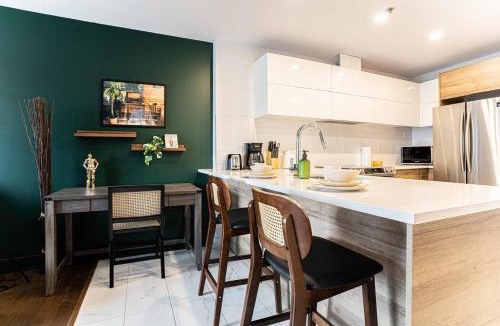 Cote-Des-Neiges—Notre-Dame-De-Grace Apartment | Emerald Retro King Suite with Gym & Parking near Downtown & Airport