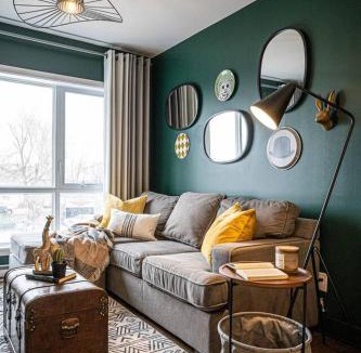 Cote-Des-Neiges—Notre-Dame-De-Grace Apartment | Emerald Retro King Suite with Gym & Parking near Downtown & Airport