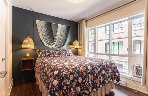 Cote-Des-Neiges—Notre-Dame-De-Grace Apartment | Boho Themed 2BR with Parking & Gym Near Downtown & Airport