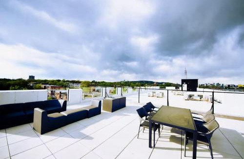 Cote-Des-Neiges—Notre-Dame-De-Grace Apartment | Sleek Modern 2BR Getaway with Gym & Rooftop Views Near Downtown & Airport