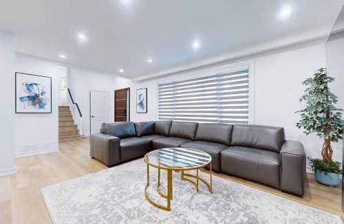 Bathurst Manor House | Lux 7 Bedroom Home [Near Rogers Stadium/Downsview]