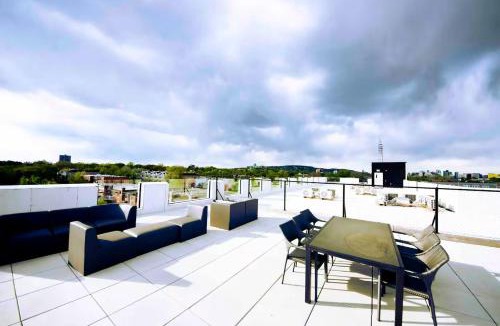 Cote-Des-Neiges—Notre-Dame-De-Grace Apartment | Modern Cozy 2BR Suite with Gym & Rooftop Views Near Downtown & Airport