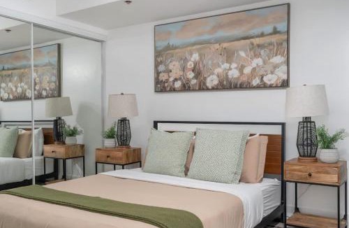 Bay Cloverhill Apartment | Sleek Urban 1BD with Den next to Yorkville