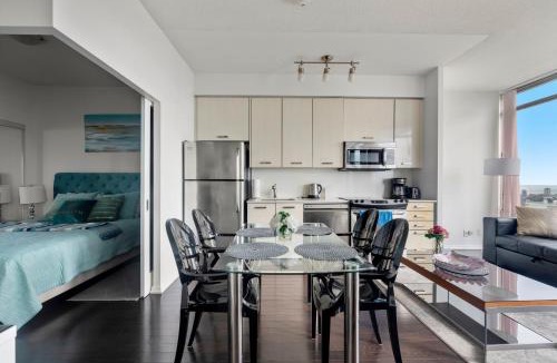 Bay Cloverhill Apartment | 2 Bedroom & Den Condo Lake Ontario View Downtown Toronto