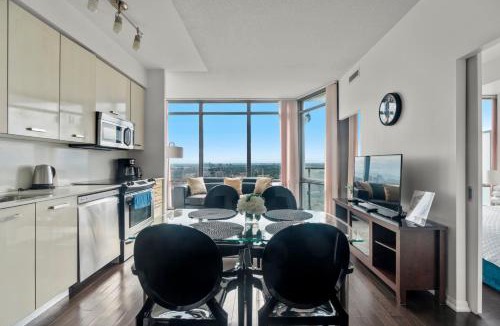 Bay Cloverhill Apartment | 2 Bedroom & Den Condo Lake Ontario View Downtown Toronto