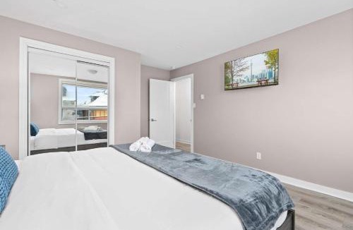 Dufferin Grove Hotel | Casa Hotels College Modern Suite Near Little Italy Walk to Transit