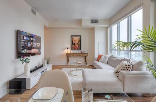 Toronto Entertainment District House | Downtown 1BR Condo WIFI Balcony plus City Views